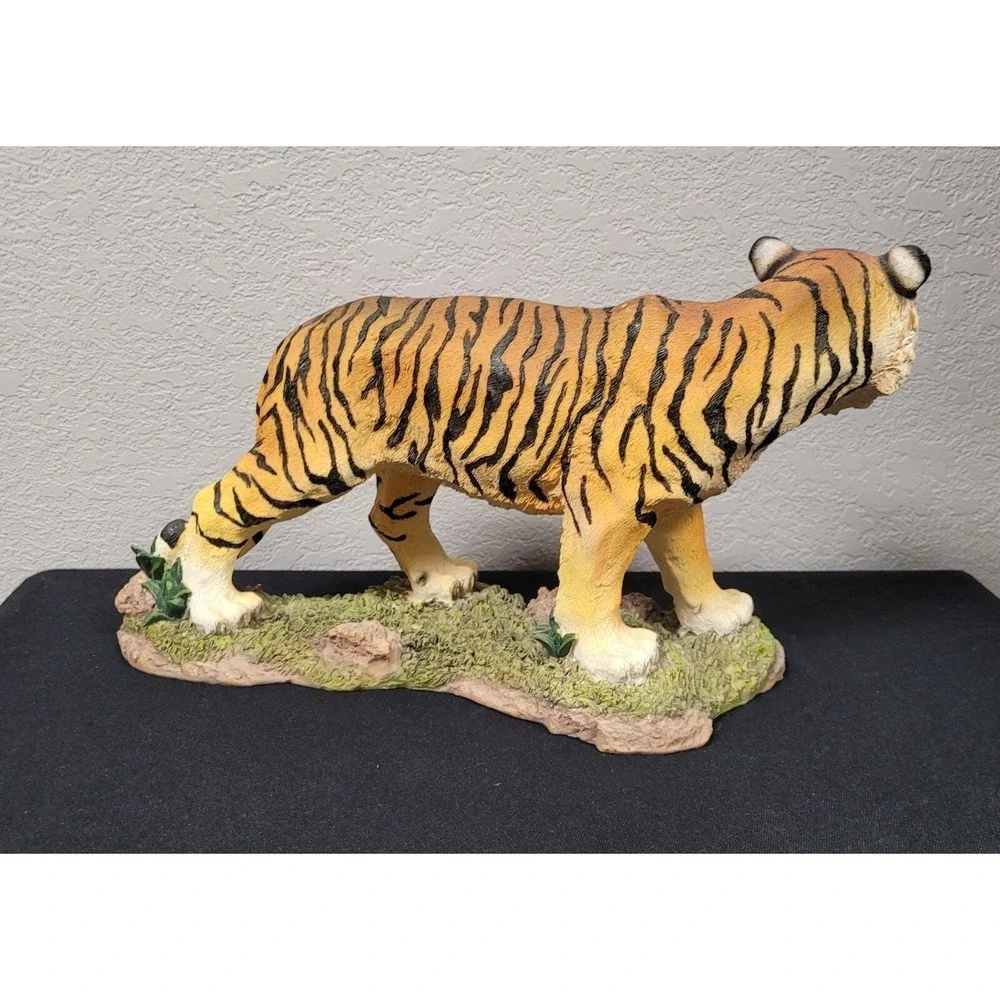 Young's Incorporated Resin Tiger Figurine 14 inch long